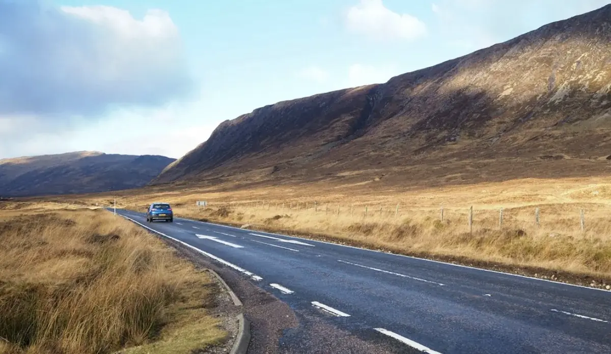 Una strada fra le colline delle Highlands scozzesi