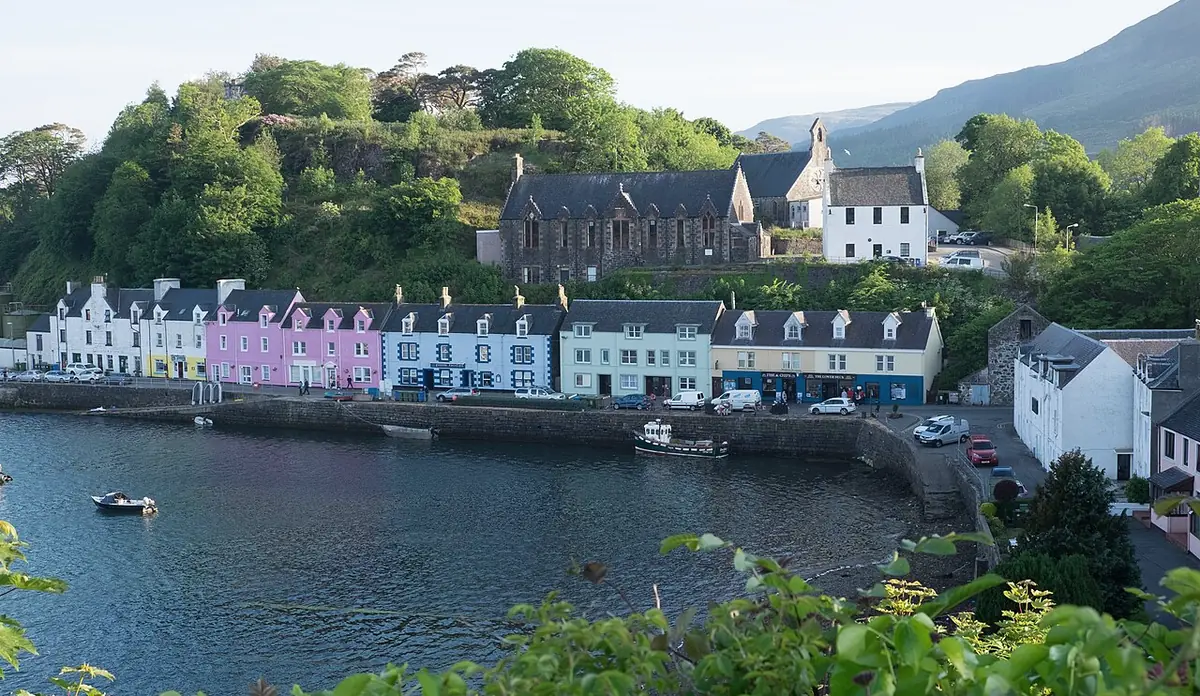 Il porto di Portree con le case colorate sul lungomare