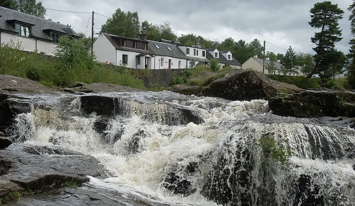 Le cascate di Dochart a Killin, con i cottage bianchi sulla riva