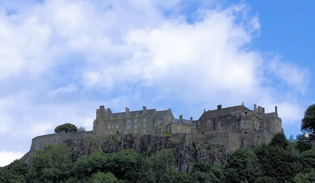 Lo Stirling Castle sulla rupe che domina la città